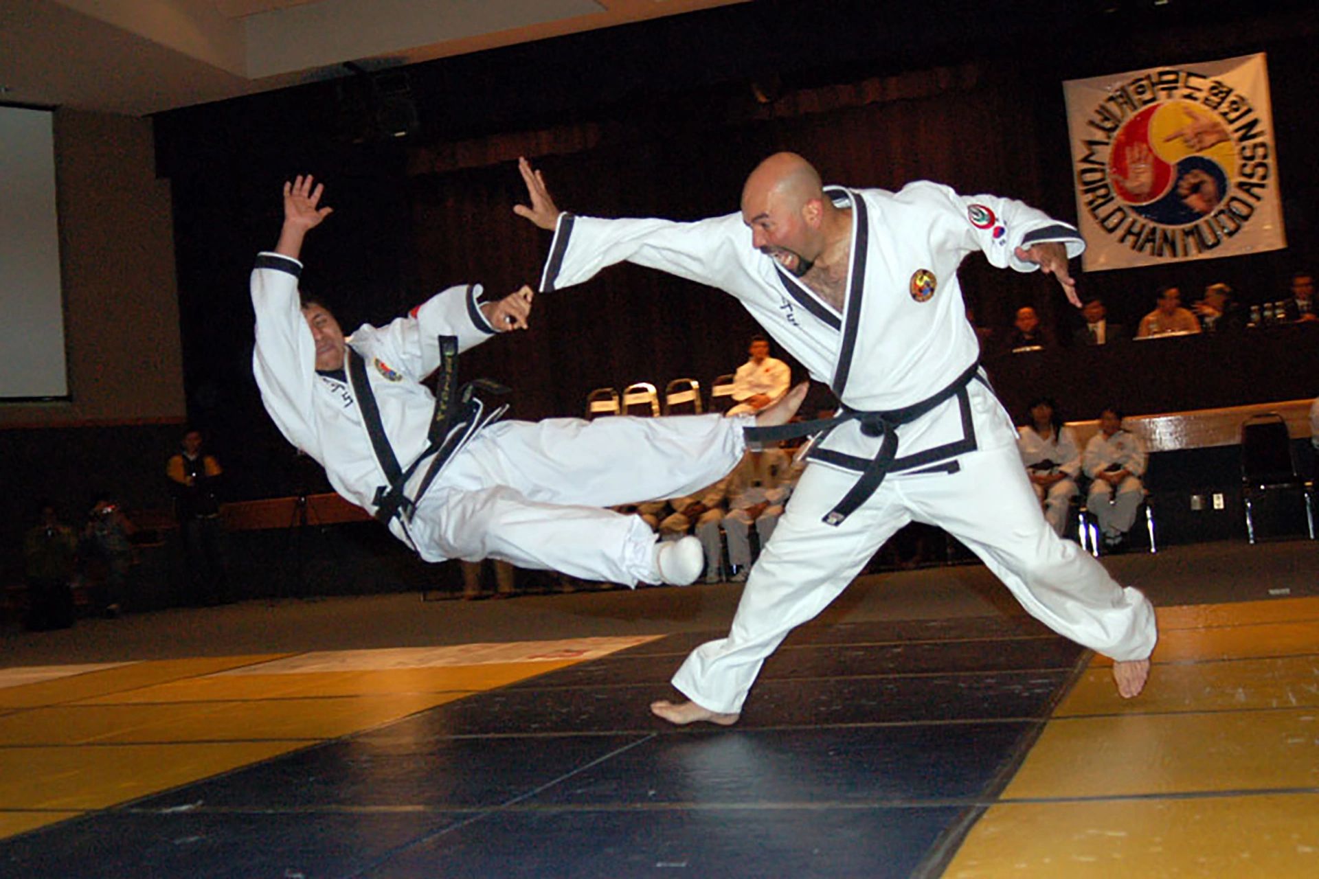 Clase de artes marciales en grupo